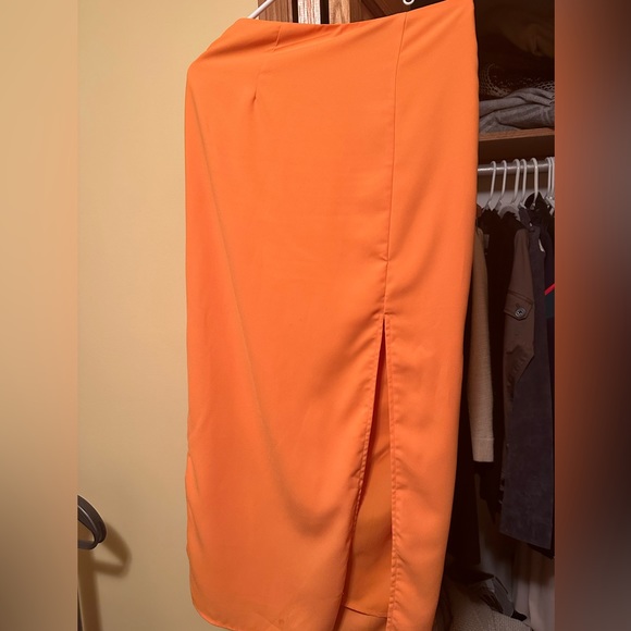 Vici Keys woven slit midi skirt in tangerine (comes with top) - Picture 9 of 9